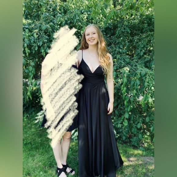 Robe de bal en satin noir - Picture 2 of 5